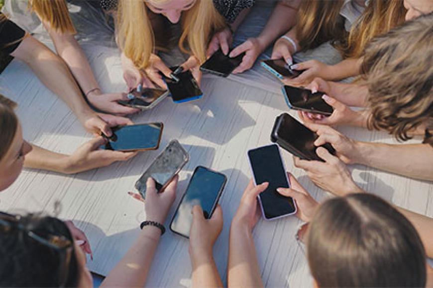 Réseaux sociaux : la France instaure une majorité numérique à 15 ans, un pari inédit aux multiples défis