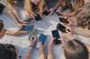 Réseaux sociaux : la France instaure une majorité numérique à 15 ans, un pari inédit aux multiples défis