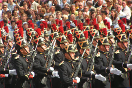 Fourragère et écharpe tricolore