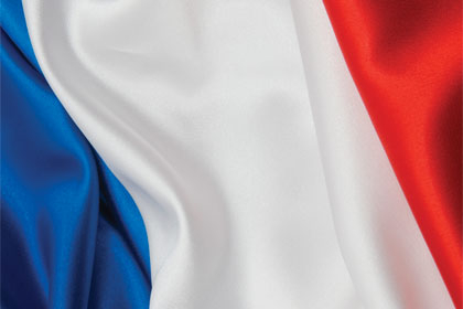 Les drapeaux français et européen en classe