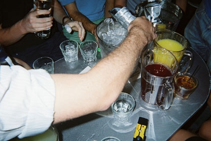 Dérives alcooliques chez les jeunes : le rapport alarmant de l’OCDE